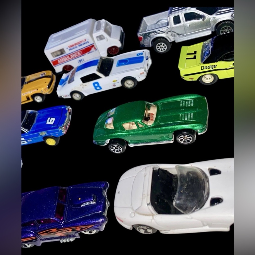 33 Hot Wheels vintage collection lot diecast vehicle hotwheels w/ 2 dividers - Picture 7 of 16